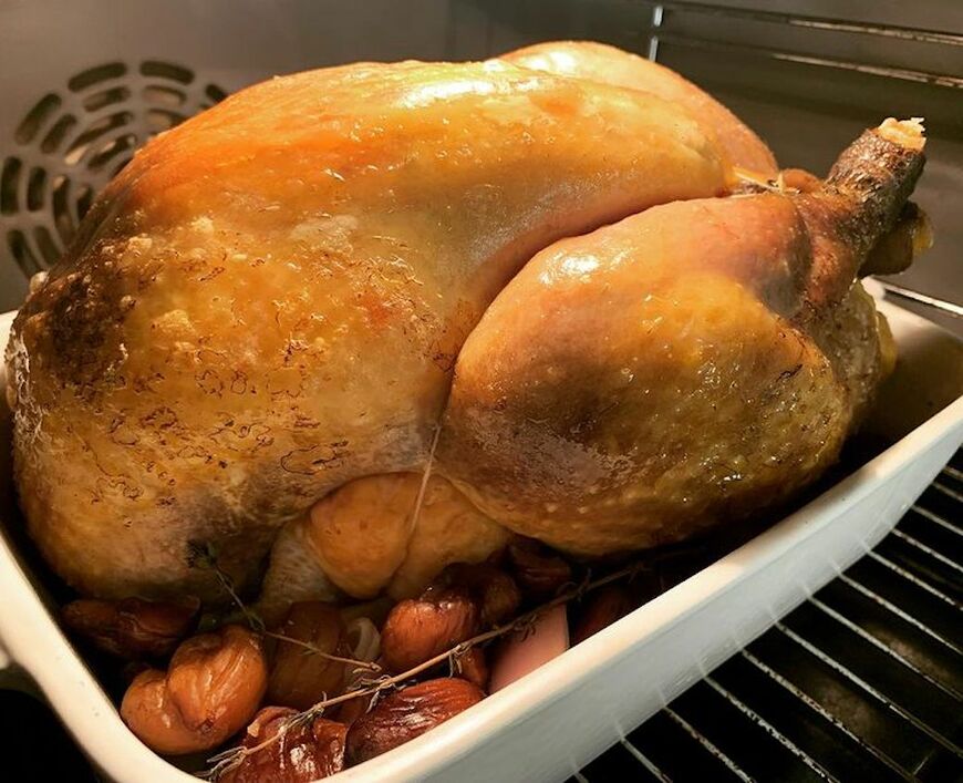 オーブンで焼いたホロホロ鳥。辻さんのInstagramより（©️Design Stories）