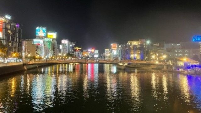 福岡市を代表する景観、夜の中州の様子。那珂川の右側が天神地区。左奥が博多地区となっている（筆者撮影）