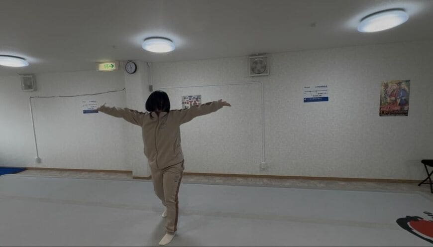 12年ぶりに側転で着地した筆者その2（写真：バク転パーソナル教室木更津店）