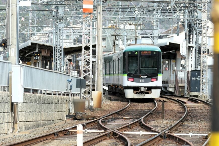 山科では専用軌道を走る。四宮駅（奥）に到着するびわ湖浜大津行き（記者撮影）