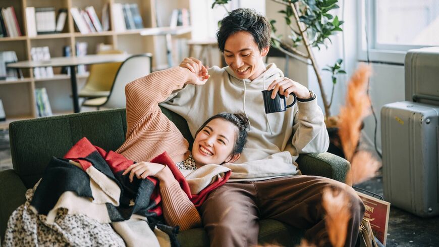 結婚前に同棲生活を送るうえで注意すべき点とは（写真：Fast&Slow／PIXTA）