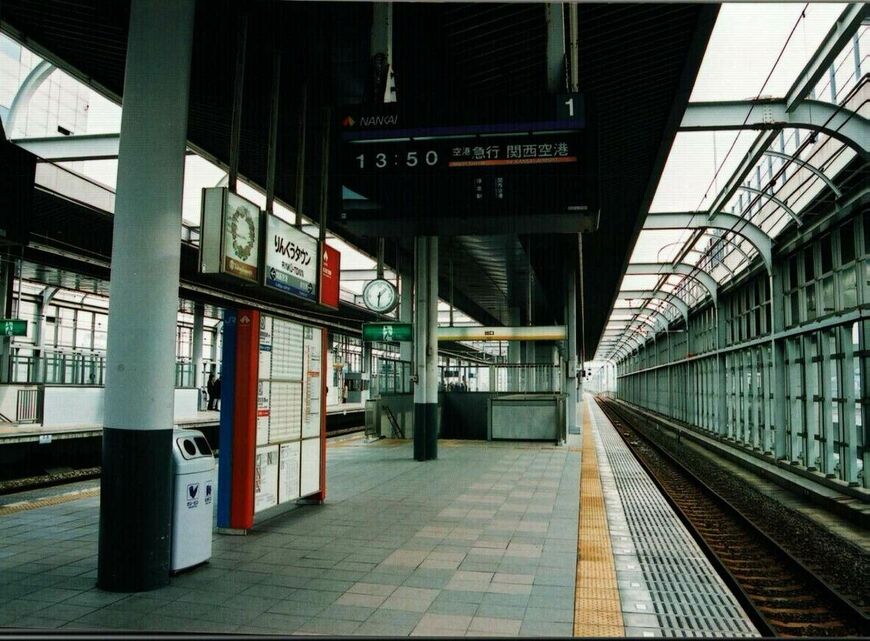 駅名標に「駅ナンバリング」が入る前のりんくうタウン駅。南海電鉄は2012年に関西大手私鉄で初めて駅ナンバリングを全駅に導入した（写真：南海電鉄）