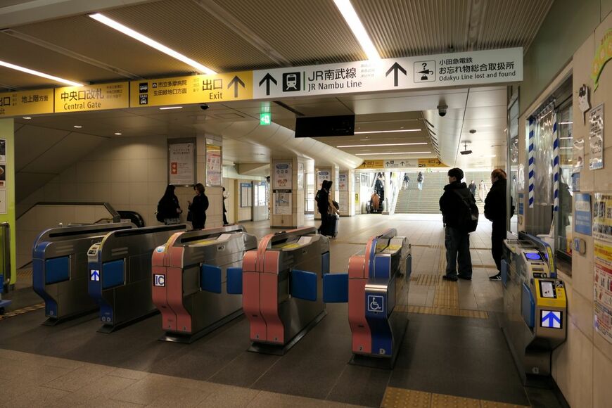 改札内から見た中央口改札付近。奥に見える階段はJR南武線の駅とを結ぶ歩行者デッキにつながっている（記者撮影）