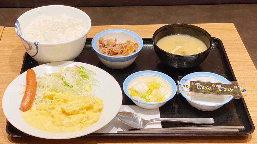 松屋の最新モーニングメニューは全国58店舗での限定販売。写真はスクランブルエッグ定食（税込590円）です（筆者撮影）