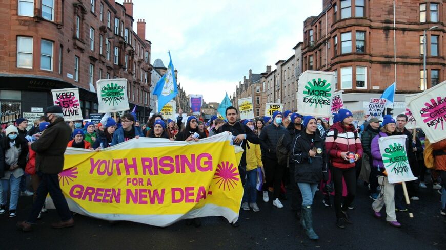 グラスゴーの町で若者たちも声を上げて温暖化対策を訴えた（写真：WWFジャパン）