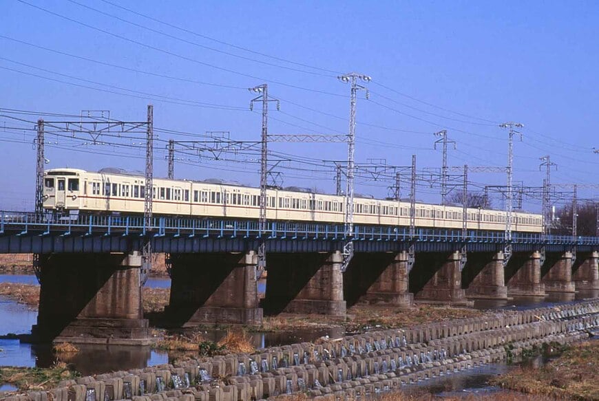 多摩川を渡る旧塗装の6000系（撮影：南正時）