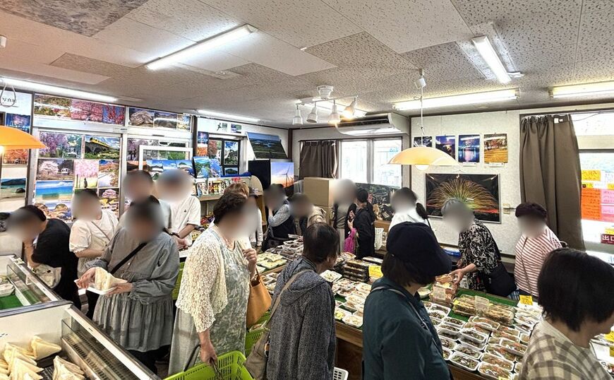 タイムセールのような熱気。「いらっしゃいませ～」「〇〇円でーす！」と、レジにいる多田さんの元気な声がBGM（写真：筆者撮影）
