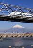 富士山をバックに富士川を渡る300系