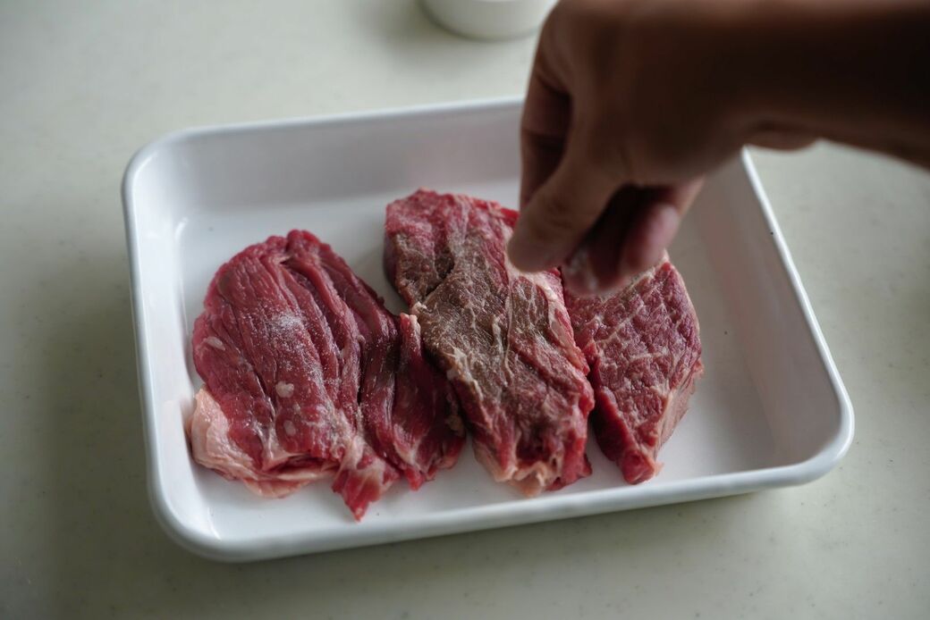 ステーキに塩をふる