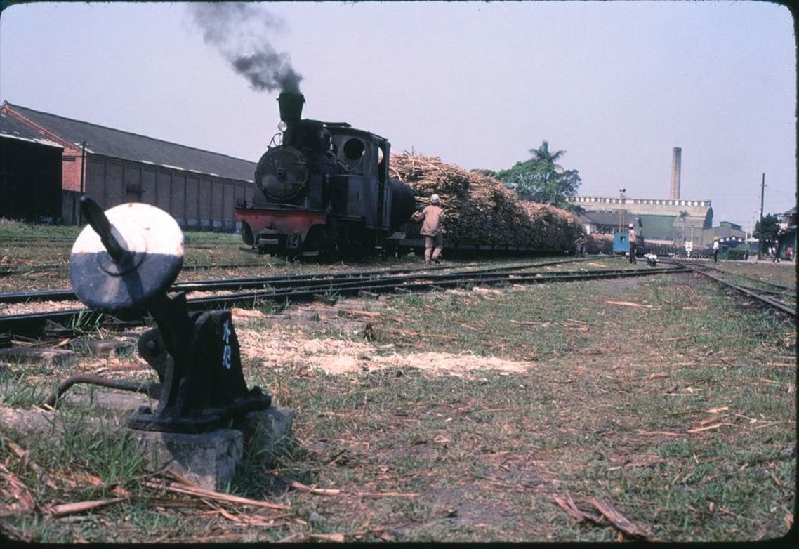 嘉義の製糖工場を走る蒸気機関車