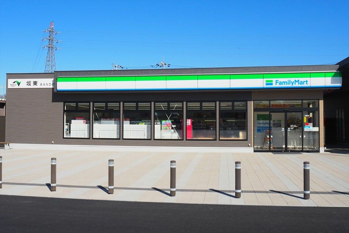 「坂東PA（外回り）」に入るコンビニ「ファミリーマート坂東PA外回り店」（筆者撮影）