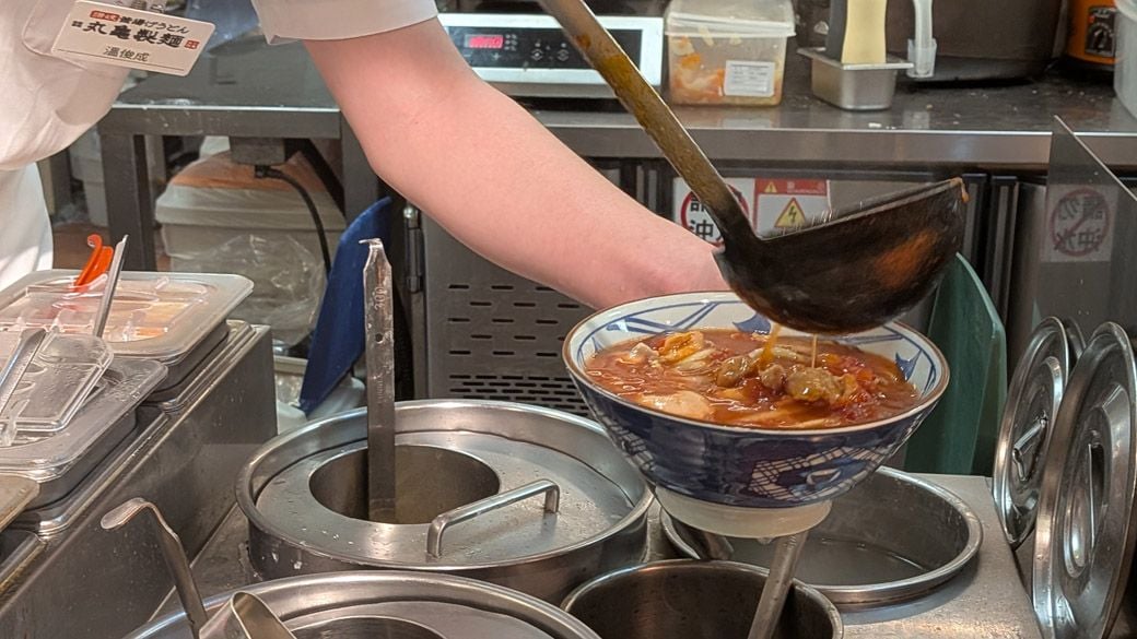 「番茄雞肉烏龍麵」を作る様子