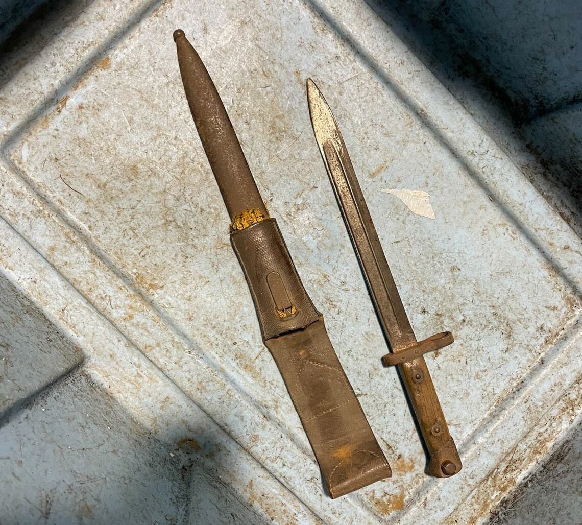 不燃ごみから出てきた銃剣