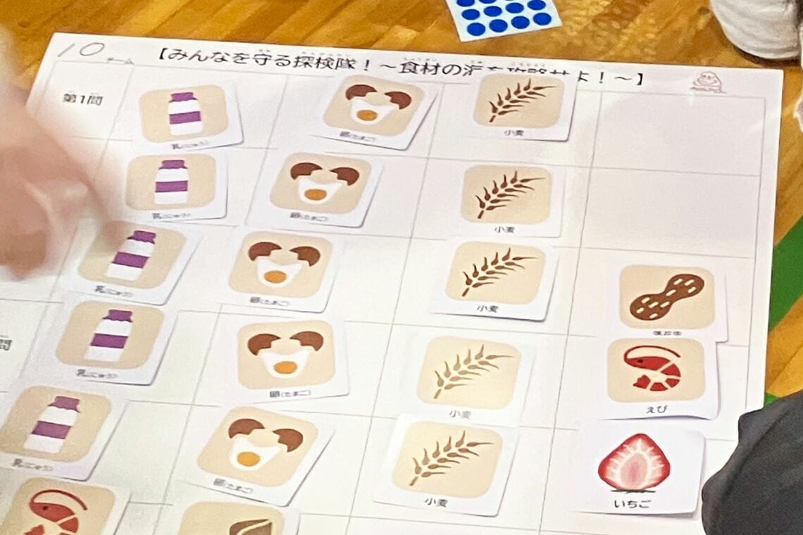 グループごとに探してきた食材カードを置いて回答を作成（写真：筆者提供）