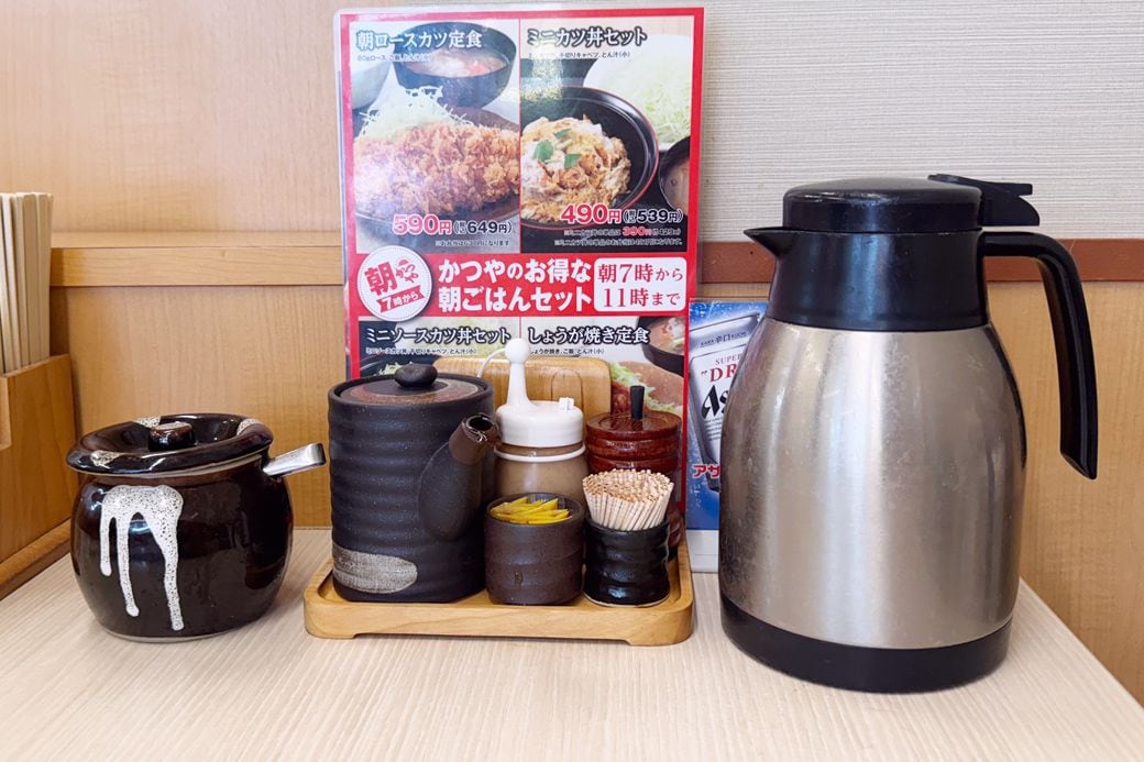 テーブル席の卓上調味料は、ソースとからしとごまドレッシング（筆者撮影）