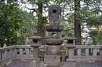 春日局の墓石。四方から穴が空いている。