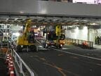架道橋をくぐって移動する大型クレーン車