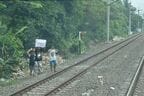 沿線には現地鉄道ファンの姿が多く見られた。