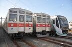 最新鋭の2020系（右）と並ぶ8500系