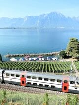 レマン湖沿いを行くスイス国鉄の2階建て客車（2024年 筆者撮影）