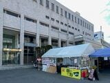 コロナ禍で姫路市「まねき食品」が本社前に開設した、駅弁とえきそばの販売スペース（筆者撮影）