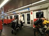 メトロ車内。大きなベビーカーや自転車も余裕で積める混雑度（筆者撮影）