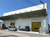 手延べ製法の揖保乃糸製造のほか、機械製麺でOEM製造なども担っている。写真の建物の奥に揖保乃糸製造工場がある（筆者撮影）