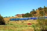ヨハネスブルク近郊を走る「ザ・ブルートレイン」。先頭の機関車も青いが、後ろの客車はより鮮やかな青だ（筆者撮影）