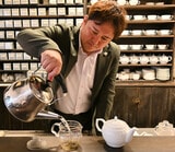 お茶を淹れる根本社長