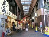 大阪の京橋駅東側の商店街。アーケードの通りにたくさんの店舗が軒を連ねる（筆者撮影）