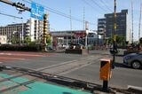 都道10号（永代通り）との交差部も踏切。この踏切の下では東京メトロ東西線の列車が数分間隔で走っている（筆者撮影）