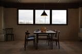 大きな窓があるダイニングスペース
