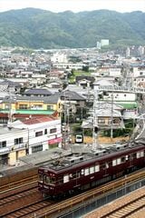 東海道新幹線（手前）との並走区間を走る京都線の5300系（撮影：南正時）