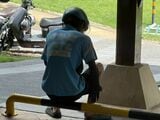 宅配の仕事をする中国の若者