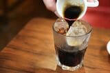 躊躇せず、一気に注ぐことがポイント（筆者撮影）