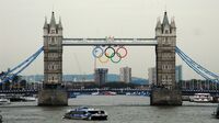 迷走する｢東京五輪｣とロンドンの決定的な差 "女王を上空に飛ばす"など､衝撃演出の真意