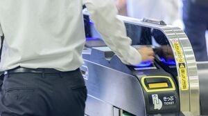 クレカで乗車､鉄道｢タッチ決済｣海外での存在感 ロンドンは導入約10年で 
