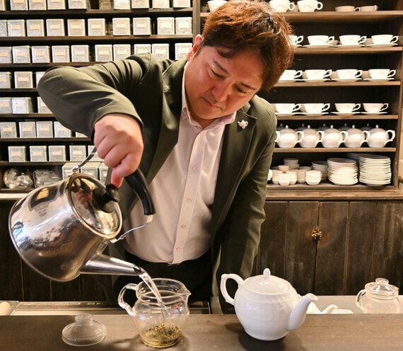 お茶を淹れる根本社長