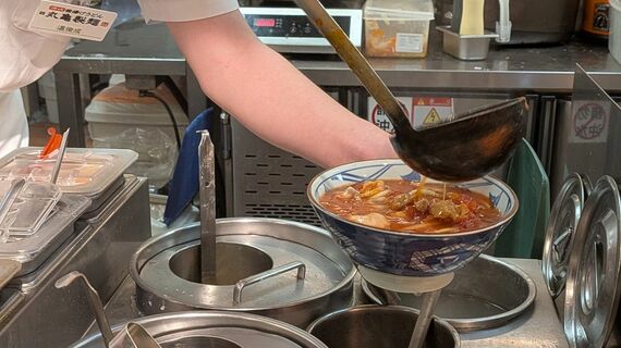 「番茄雞肉烏龍麵」を作る様子