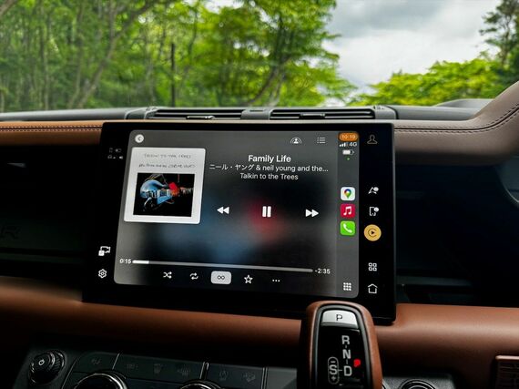Android Auto™とApple CarPlay®に対応する13.3インチのタッチスクリーン（筆者撮影）