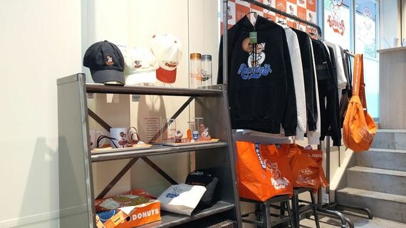 アパレルも販売