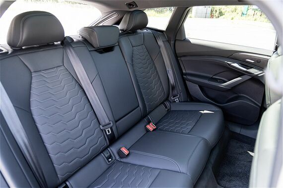 A6アバントe-tronのリアシート