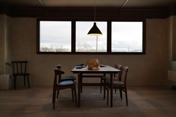 大きな窓があるダイニングスペース