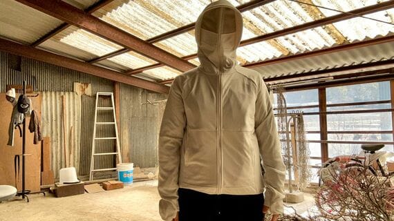 ワークマンの不審者パーカーを着た筆者