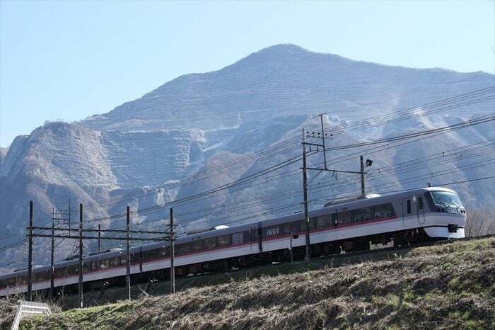 武甲山を背に走るニューレッドアロー10000系