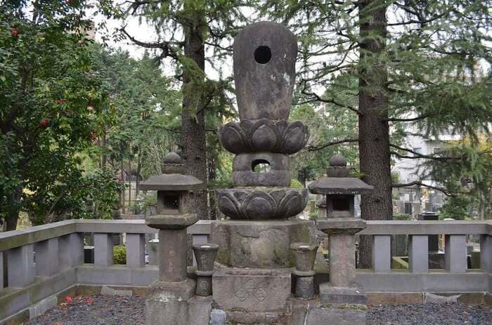 春日局の墓石。四方から穴が空いている。