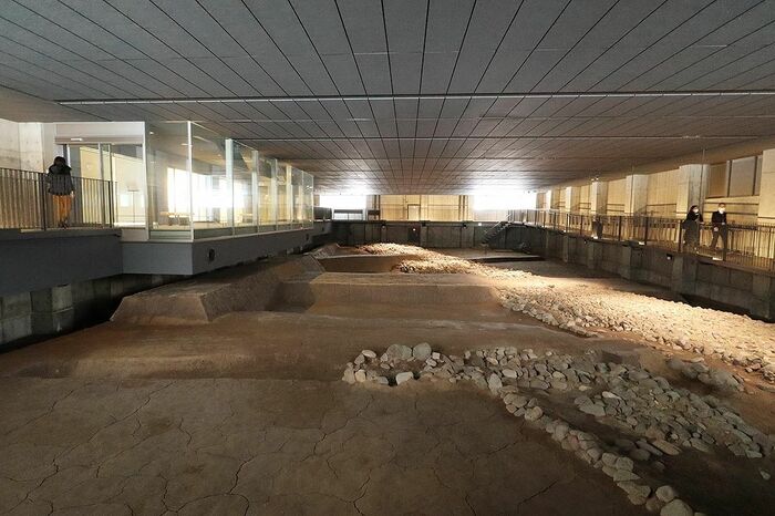 福井市「一乗谷朝倉氏遺跡博物館」の屋内には、その建設工