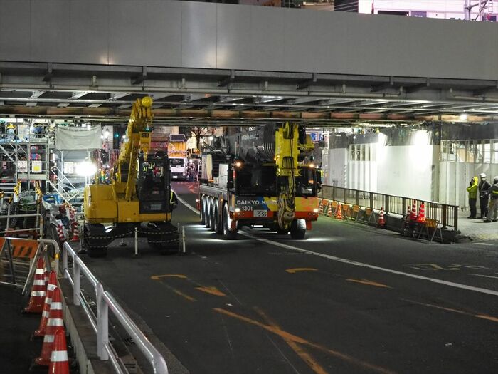 架道橋をくぐって移動する大型クレーン車