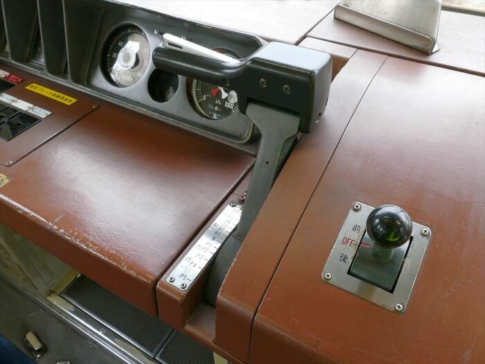 ワンハンドルマスコンは右手で操作する形だ