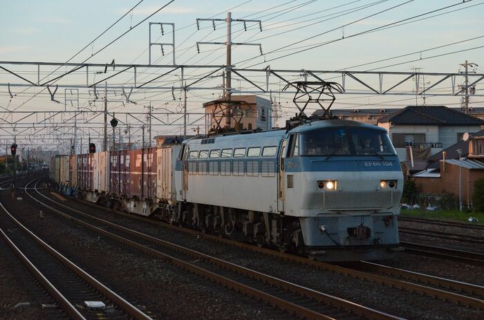 JR発足後に増備されたEF66はスタイルを一新した